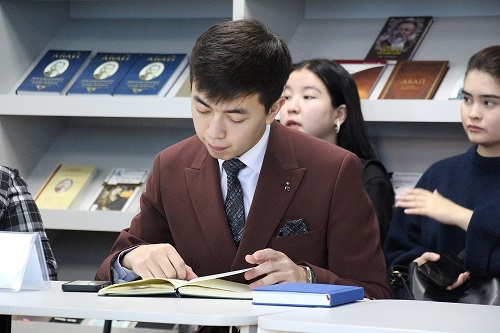 «Әдебиет және креативті индустрия»: дөңгелек үстел